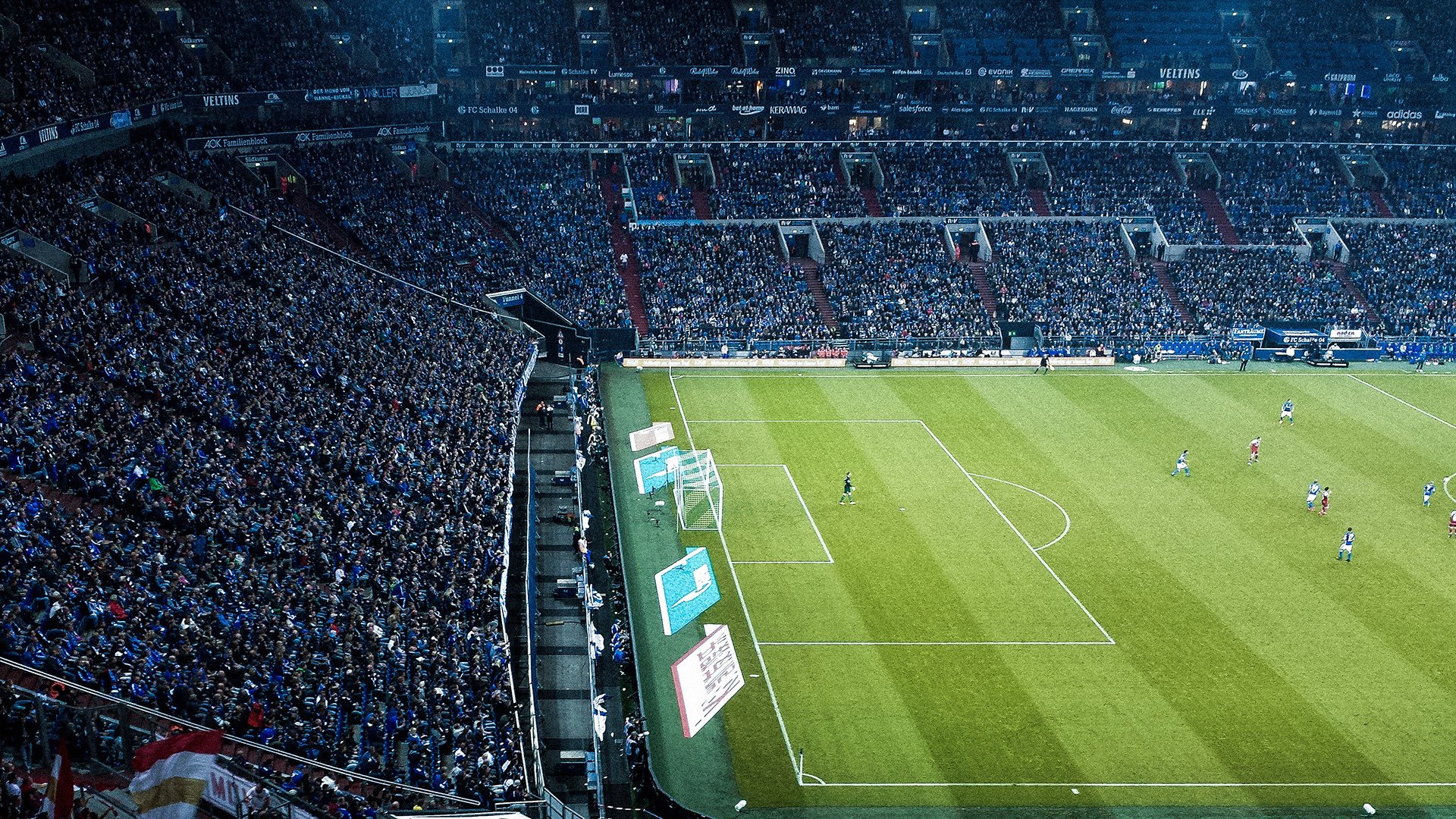 Kaiyun APP-国际足球巨星加盟中超引发热议，国际足球巨星加盟中超引发热议的原因