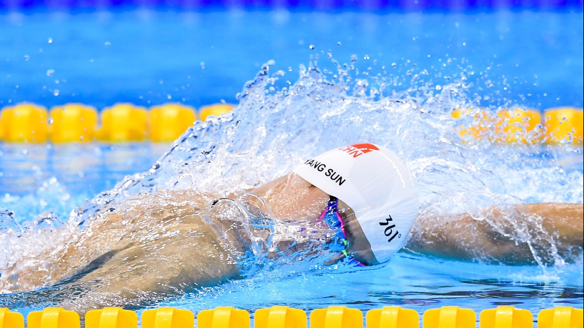 奇库诺娃蛙泳赛场展现惊人爆发力，库尼奇蛙